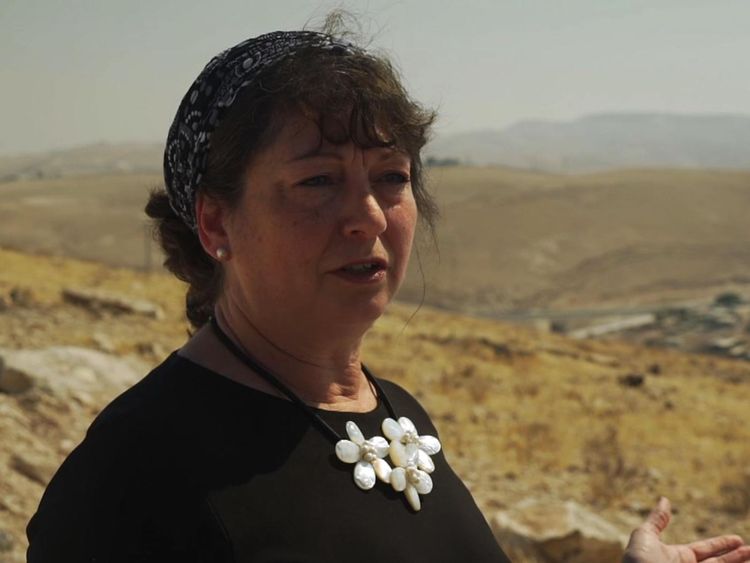 Naomi Kahn affirme que le village a été créé artificiellement en raison de son emplacement