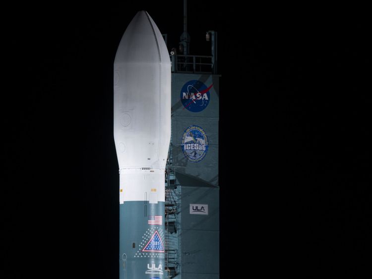 La fusée Delta II attend le décollage sur la tour de service. Pic: NASA / Bill Ingalls