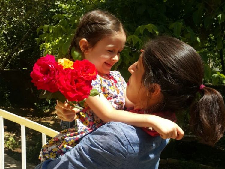 Nazanin Zaghari-Ratcliffe, la femme britannique emprisonnée en Iran, a été réunie avec sa fille lors d'une libération de trois jours.