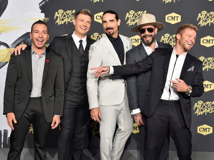 Carter (deuxième à gauche) avec ses camarades Howie Dorough, Kevin Richardson, AJ McLean et Brian Litrell