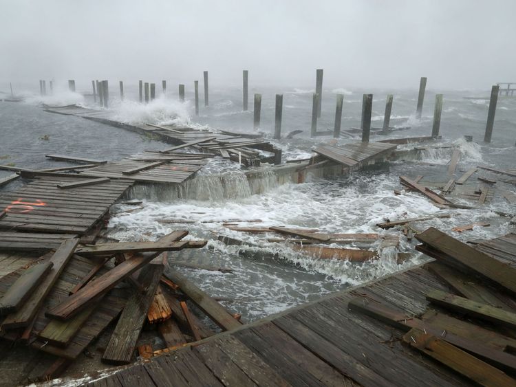 Les quais et les promenades sont déjà détruits par les vents féroces de Florence