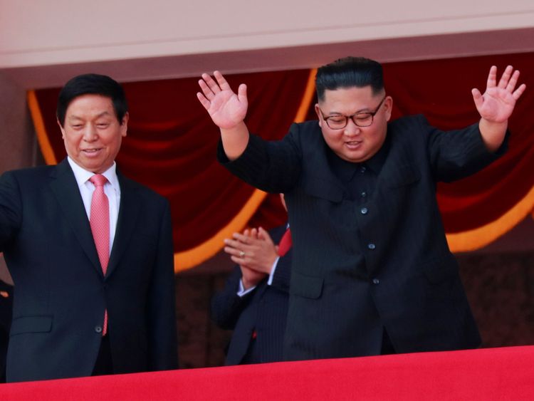 Le leader nord-coréen Kim Jong Un et le Chinois Li Zhanshu, président du Comité permanent du Congrès national du peuple (CNP), assistent à un défilé militaire marquant le 70e anniversaire de la Corée du Nord. Fondation à Pyongyang, Corée du Nord, le 9 septembre 2018