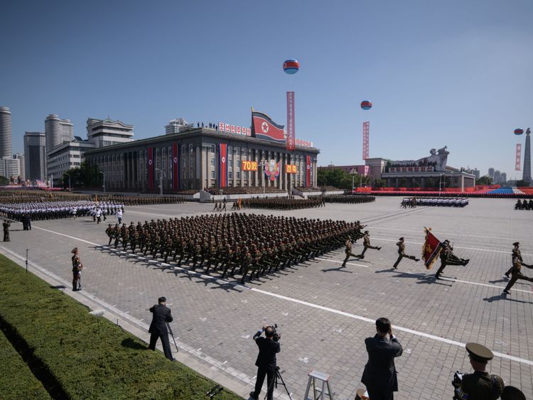 Des soldats de l'armée du peuple coréen (KPA) défilent lors d'un défilé militaire et d'un rassemblement de masse sur la place Kim Il Sung à Pyongyang, le 9 septembre 2018
