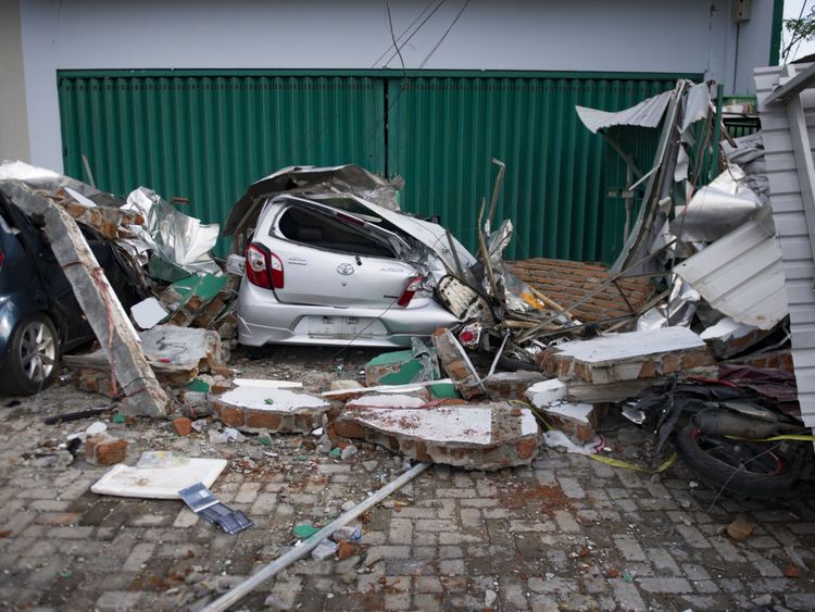 Une voiture endommagée suite au tsunami et au tremblement de terre à Palu