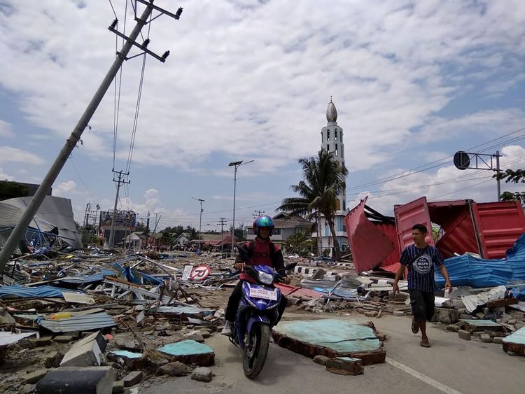 Une rue pleine de débris après un tremblement de terre et un tsunami ont frappé Palu, sur l'île de Sulawesi 