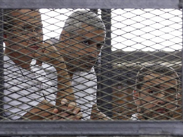 Peter Greste, Mohamed Fahmy et Baher Mohamed comparaissent devant un tribunal égyptien