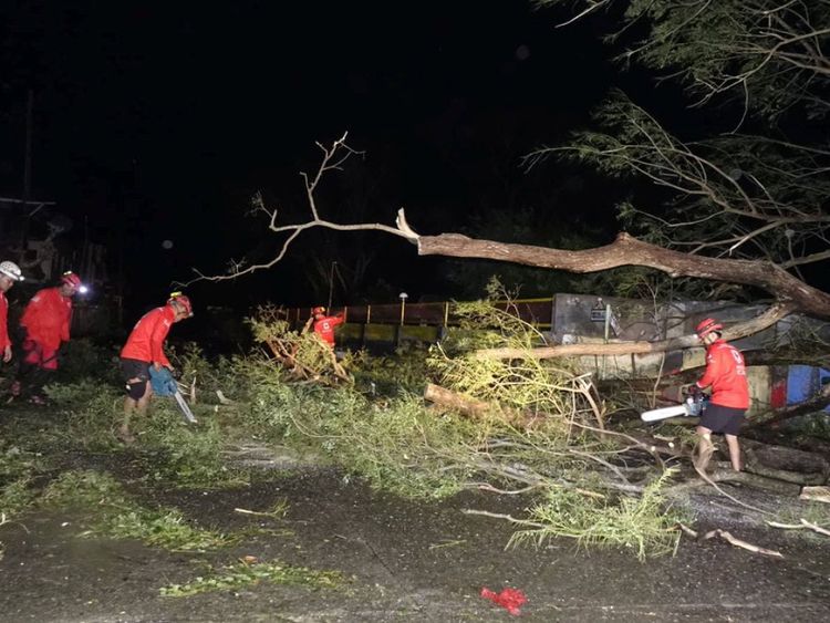Les équipes de la Croix-Rouge philippine ont nettoyé les débris de la route