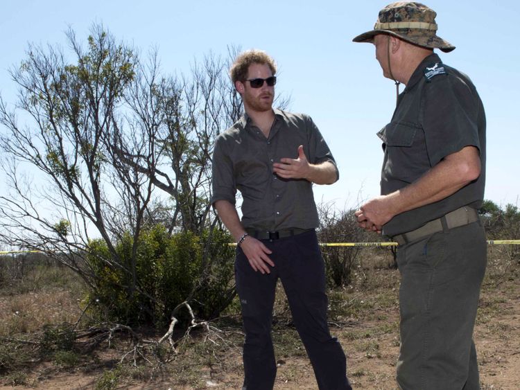 Le prince Harry a visité une scène de crime où un rhinocéros a été tué par des braconniers dans le parc national Kruger en 2015