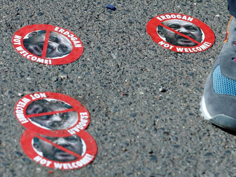 Erdogan ne souhaite pas la bienvenue à des autocollants sont vus sur le sol à Cologne