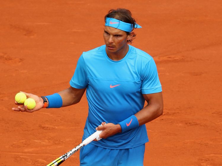 Paris, France - 26 mai: Rafael Nadal, d'Espagne, s'entretient avec l'arbitre de chaise lors de son match de simple hommes contre Quentin Halys, de France, le troisième jour de l'Open de France 2015 à Roland-Garros, le 26 mai 2015 à Paris . (Photo par Clive Brunskill / Getty Images)