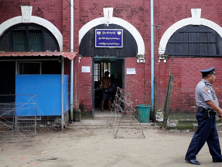 Les journalistes de Reuters ont été jugés par un tribunal d'Insein