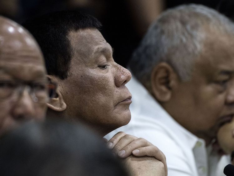 Le président Rodrigo Duterte surveille le passage du typhon Mangkhut dans un centre de la capitale Manille