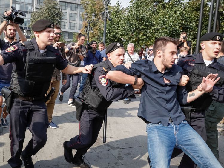 Des agents ont arrêté des dizaines de manifestants à Moscou