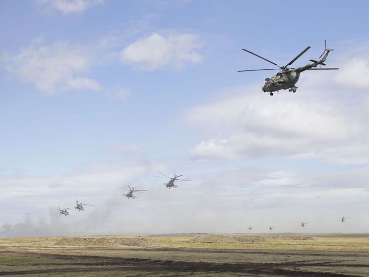 Des hélicoptères militaires survolent le terrain d'entraînement "Tsugol"