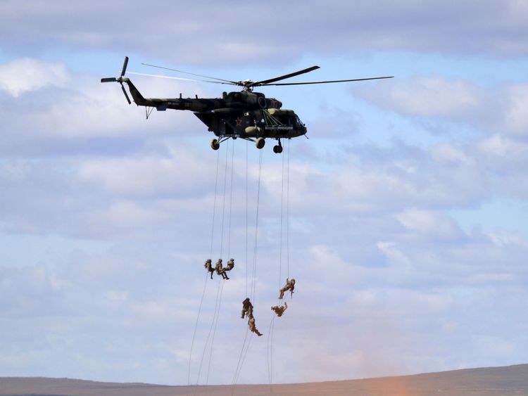 Des soldats en rappel d'un hélicoptère militaire au-dessus du terrain d'entraînement "Tsugol"