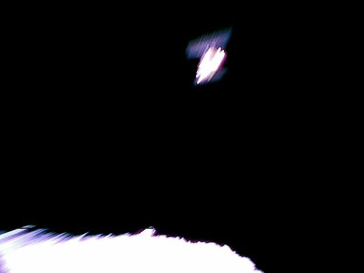 Pris immédiatement après la séparation de l'engin spatial, c'est Hayabusa2 en haut et la surface de Ryugu est en bas.