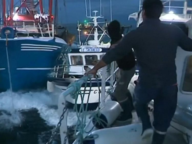 Les pêcheurs de coquilles Saint-Jacques se bousculent dans un conflit sur le droit de pêcher