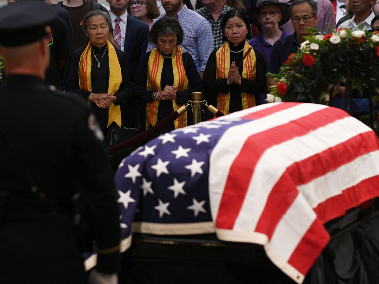 Des membres de deuil passent devant le cercueil du sénateur McCain qui se trouve dans la rotonde aux États-Unis.