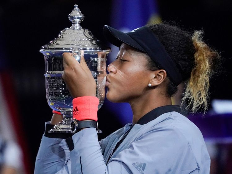 Naomi Osaka, du Japon, détient le trophée US Open après avoir battu Serena Williams, des États-Unis 