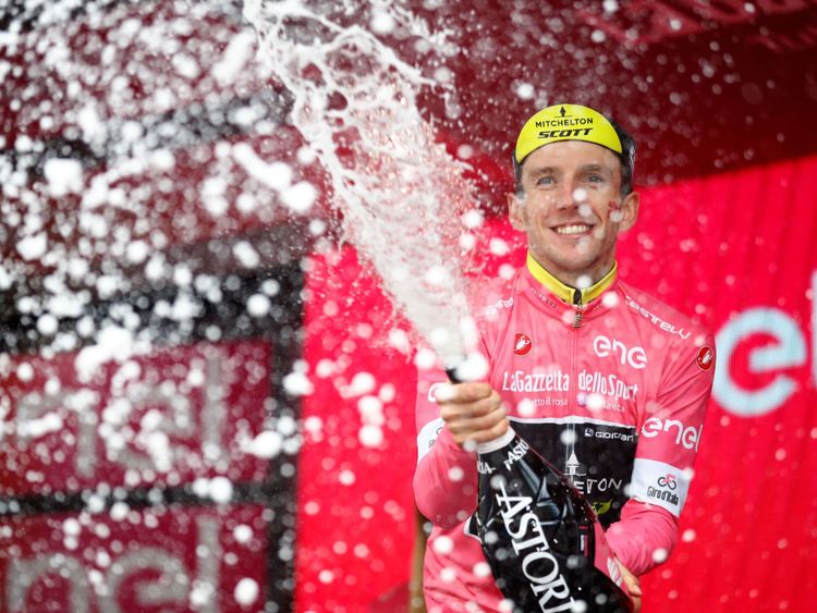 TOPSHOT - Le coureur de l'équipe britannique Mitchelton-Scott Simon Yates célèbre le maillot rose du leader sur le podium après la 16ème étape, un contre-la-montre entre Trento et Rovereto, lors du 101ème Tour d'Italie, Tour de course cycliste en Italie, le 22 mai 2018. - (Photo de Luk Benies / AFP) (Crédit photo: LUK BENIES / AFP / Getty Images)
