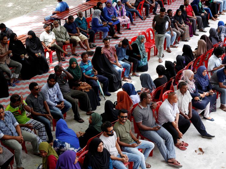 Les gens font la queue alors qu'ils attendent de voter dans un bureau de vote lors de l'élection présidentielle à Malé, aux Maldives 23 septembre 2018