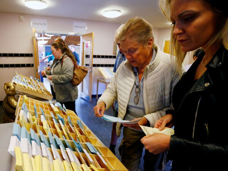 Les sondages suggèrent que la base politique traditionnelle de la Suède est sous pression