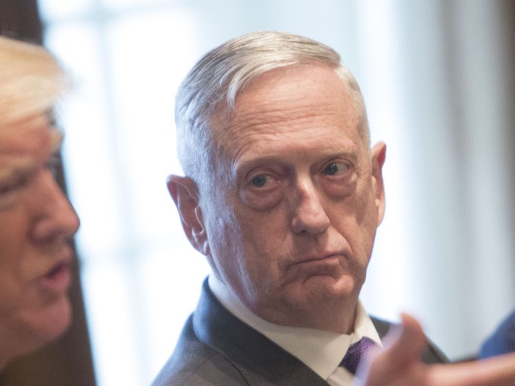 Le secrétaire américain à la Défense James Mattis (C) et le secrétaire à l’Energie Rick Perry (R) écoutent le président Donald Trump lors d’un déjeuner avec les dirigeants d’Estonie, de Lettonie et de Lituanie le 3 avril 2018 à la Maison Blanche à Washington. Le président a répondu aux questions des médias sur un large éventail de questions, notamment l'immigration clandestine en provenance du Mexique et les relations avec la Russie. (Photo de Chris Kleponis-Pool / Getty Images)