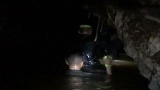 Le milliardaire Elon Musk a filmé des sauveteurs pataugeant dans l'eau dans une grotte thaïlandaise où quatre garçons et leur entraîneur de football restent "srcset =" https://e3.365dm.com/18/07/320x180/skynews-thai-cave-elon-musk_4357970 .jpg? 20180710074905 320w, https://e3.365dm.com/18/07/640x380/skynews-thai-cave-elon-musk_4357970.jpg?20180710074905 640w, https://e3.365dm.com/18/07 /736x414/skynews-thai-cave-elon-musk_4357970.jpg?20180710074905 736w, https://e3.365dm.com/18/07/992x558/skynews-thai-cave-elon-musk_4357970.jpg?20180710074905 992w, https : //e3.365dm.com/18/07/1096x616/skynews-thai-cave-elon-musk_4357970.jpg? 20180710074905 1096w, https://e3.365dm.com/18/07/1600x900/skynews-thai- cave-elon-musk_4357970.jpg? 20180710074905 1600w, https://e3.365dm.com/18/07/1920x1080/skynews-thai-cave-elon-musk_4357970.jpg?20180710074905 1920w, https: //e3.365dm. com / 18/07 / 2048x1152 / skynews-thai-cave-elon-musk_4357970.jpg? 20180710074905 2048w "tailles =" (min-width: 900px) 992px, 100vw