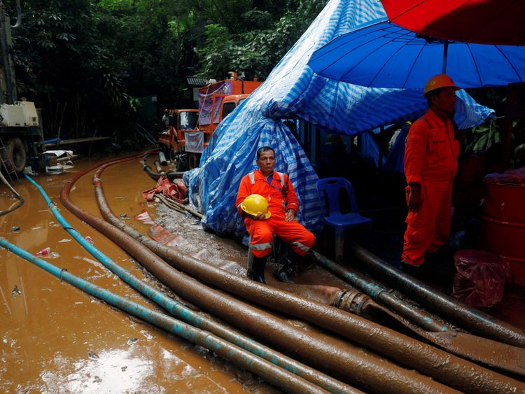 Les sauveteurs devant le complexe de grottes de Tham Luang