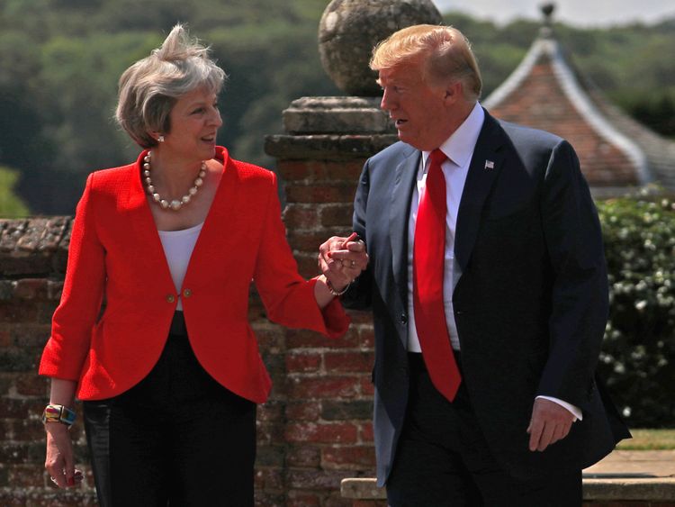 La première ministre britannique Theresa May et le président américain Donald Trump se rendent à une conférence de presse commune à Checkers, la résidence officielle du Premier ministre, près d'Aylesbury, en Grande-Bretagne, le 13 juillet 2018