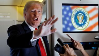 Le président a fait les commentaires aux journalistes sur Air Force One