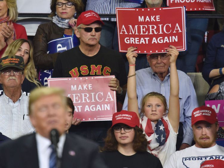 Un jeune partisan du président américain, Donald Trump, tient une pancarte alors qu’il prend la parole au cours d’une conférence intitulée Make America Great Again & # 39; rassemblement à Billings, Montana, le 6 septembre 2018