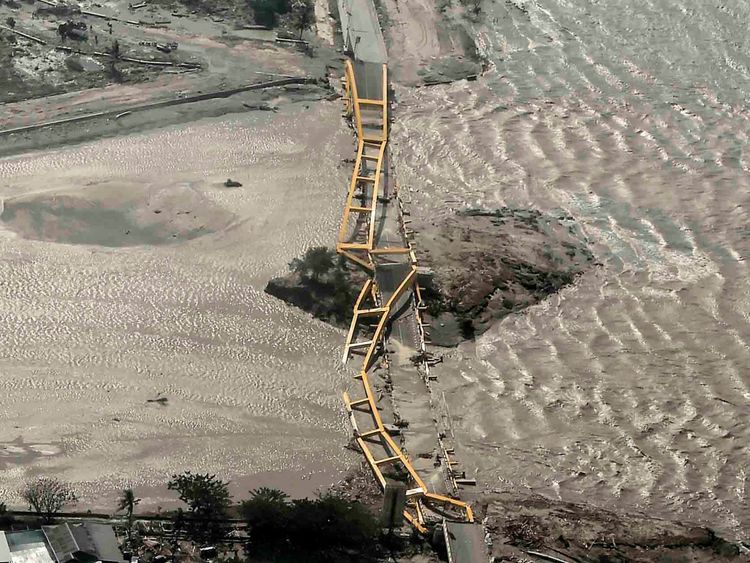 Une vue aérienne montre un pont endommagé par un tremblement de terre et un tsunami à Palu