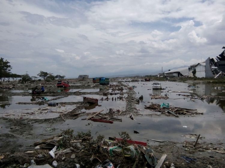 Les ruines de voitures vues après le tsunami à Palu