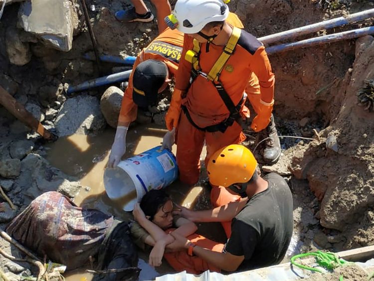 Des agents de recherche et de sauvetage aident à sauver une personne piégée dans les décombres suite à la catastrophe