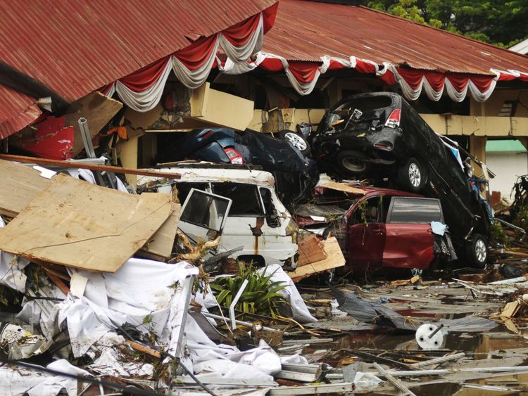 Les dommages causés par un tremblement de terre et un tsunami peuvent être observés à Palu