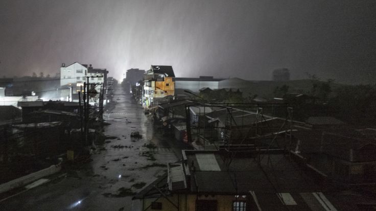 Les pluies couvrent la ville alors que des vents violents frappent les maisons et les bâtiments sur le chemin du typhon Mangkhut alors qu’il touche le 15 septembre 2018 dans la ville de Tuguegarao, dans le nord des Philippines.