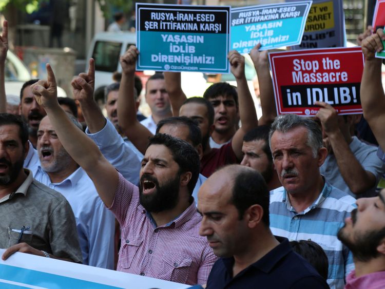 Des habitants de Diyarbakir, en Turquie, protestent contre l'opération militaire du gouvernement syrien à Idlib