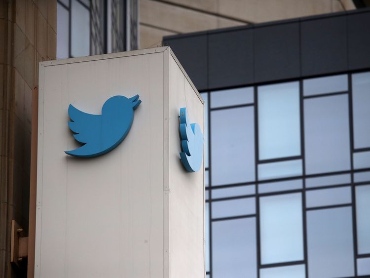 SAN FRANCISCO, Californie - 26 juillet: Un panneau est affiché à l'extérieur du siège social de Twitter le 26 juillet 2018 à San Francisco, en Californie. Twitter devrait annoncer vendredi de solides résultats pour le deuxième trimestre. (Photo de Justin Sullivan / Getty Images)

