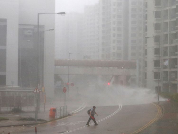 Le typhon a frappé dimanche matin la zone de Heng Fa à Hong Kong