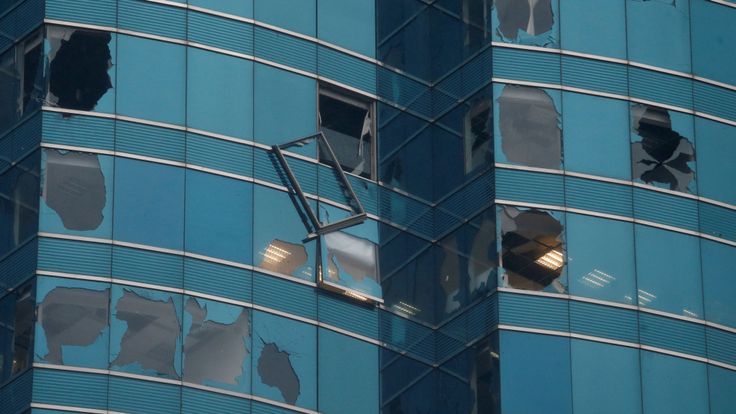 Les fenêtres d'une tour de bureaux sont endommagées à la suite du typhon Mangkhut à Hong Kong