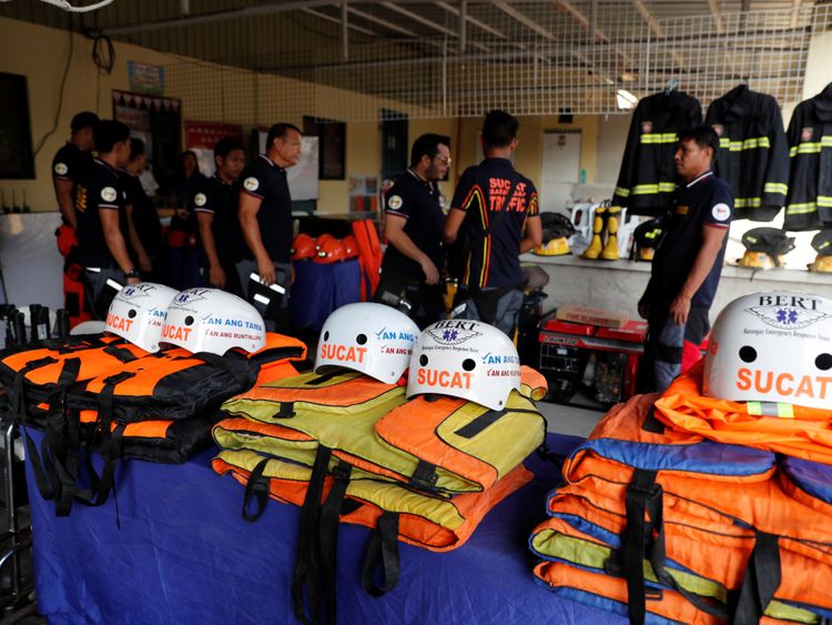 Les sauveteurs sur l'île de Luzon sont prêts pour l'arrivée du super typhon 