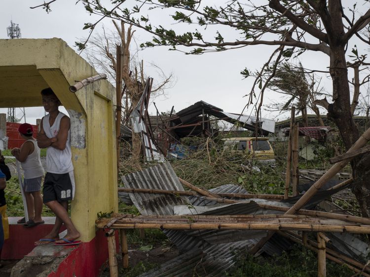 Mangkhut a nivelé les structures aux Philippines pendant le week-end