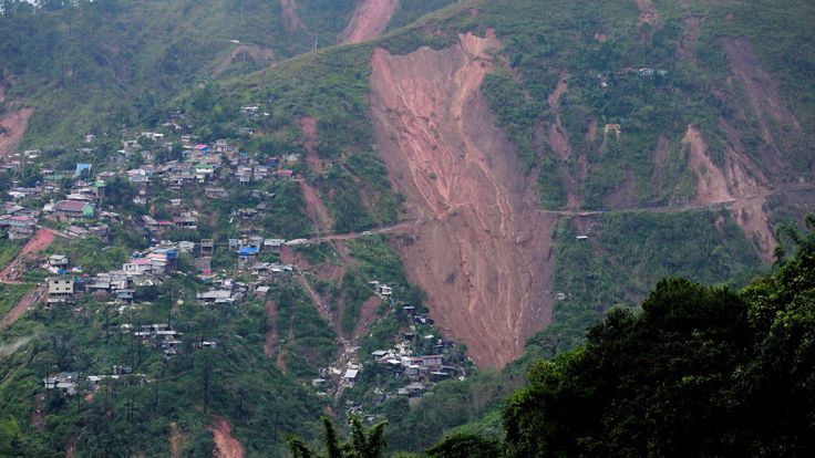Une vue du glissement de terrain provoqué par le typhon Mangkhut 