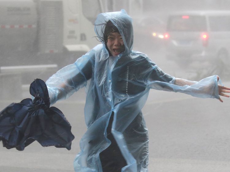 Une femme court à Shenzen alors que le typhon Mangkhut arrive en Chine