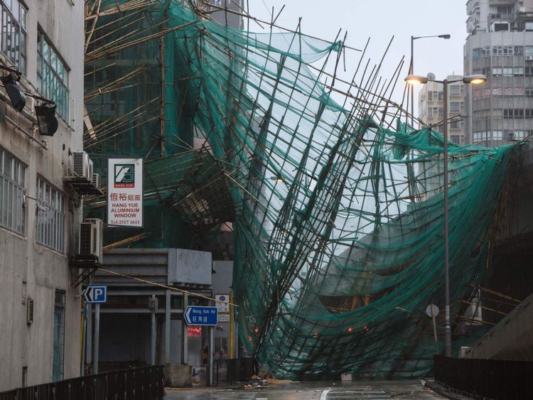 HONG KONG, HONG KONG - 16 SEPTEMBRE: Un homme portant une femme traverse une route inondée le 16 septembre 2018 à Hong Kong, Hong Kong. Les fonctionnaires de la ville ont soulevé l'alerte de tempête à T10, le plus haut niveau, alors que le typhon Mangkhut a atterri sur Hong Kong. La plus forte tempête tropicale de la saison avec des vents atteignant 200 kilomètres à l'heure, Mangkhut aurait tué au moins 25 personnes aux Philippines alors qu'elle continue son chemin vers le sud de la Chine. (Photo de Lam Yik Fei / Getty Images)
