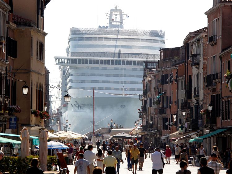 Le navire de croisière MSC Divina est vu dans la lagune de Venise, Italie 16 juin 2012