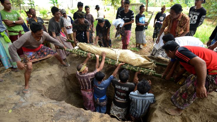 Une victime du séisme de magnitude 6,9 ​​survenu le 5 août est enterrée dans le nord de Lombok