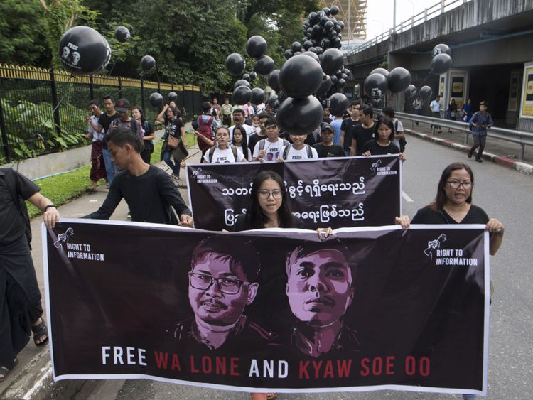 Les partisans des journalistes détenus au Myanmar Wa Lone et Kyaw Soe Oo défilent lors d'un rassemblement exigeant leur libération