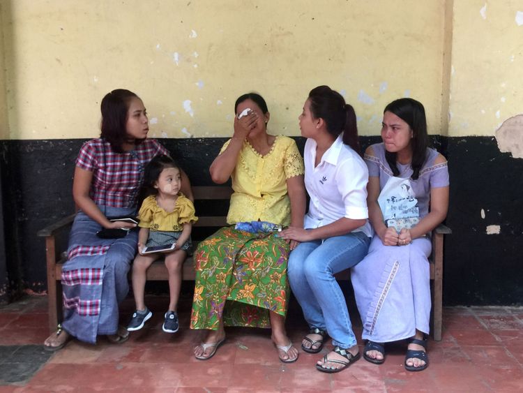 Les proches des journalistes de l'agence Reuters, Wa Lone et Kyaw Soe Oo, alors qu'ils attendaient leur procès